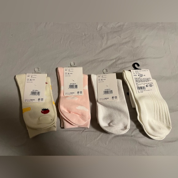 4 Pairs NWT Women’s Socks - Picture 2 of 2